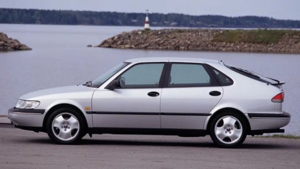 Шведите от Saab подходиха нестандартно към поколението &bdquo;NG&ldquo; 900. Системата Sensonic запази познатия лост с H-образна схема, но премахна педала на съединителя. Вместо левия крак на водача, зацепването се поемаше от електрически мотор и хидравлични актуатори. 

Потеглянето по наклон обаче изискваше виртуозна координация, а технологията се оказа твърде капризна и беше тихомълком пенсионирана още преди появата на 9-3.
